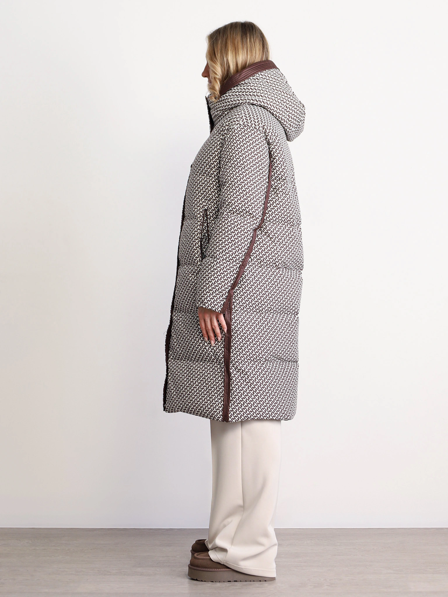 Пуховик коричневого цвета с капюшоном